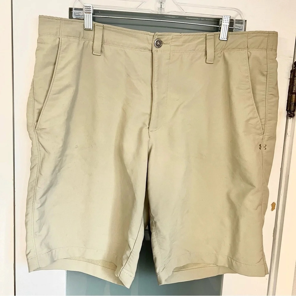 Under Armour Golf Shorts 1377302 Beige Tan 289 men’s Size 40 Loose Dress shorts